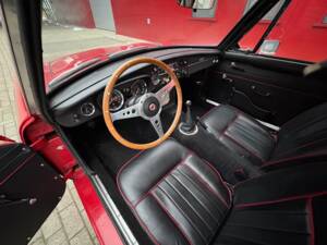 Image 6/23 of MG MGB GT (1968)