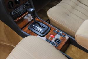 Image 22/33 of Mercedes-Benz 230 CE (1985)