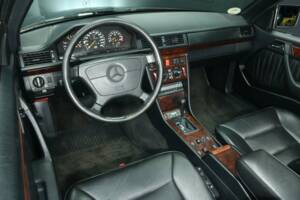 Bild 15/50 von Mercedes-Benz 300 CE-24 3.4 AMG (1993)