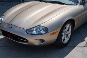 Image 3/91 de Jaguar XK8 4.0 (2000)