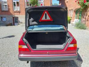 Image 13/15 of Mercedes-Benz 230 E (1990)