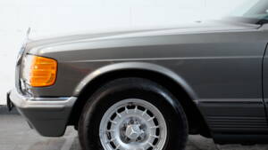 Immagine 5/31 di Mercedes-Benz 500 SEL (1987)