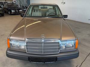 Afbeelding 10/36 van Mercedes-Benz 200 (1988)