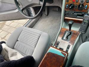 Image 17/30 of Mercedes-Benz 380 SEC (1985)