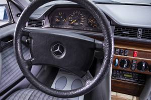 Image 30/40 of Mercedes-Benz 300 TE (1991)