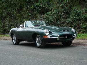 Image 19/25 de Jaguar E-Type (1970)
