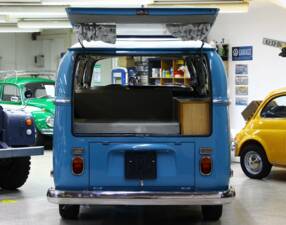 Image 25/33 of Volkswagen T2a minibus (1970)