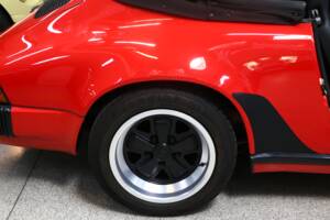 Image 32/47 of Porsche 911 Carrera 3.2 (1989)