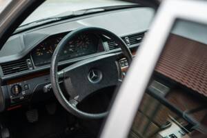 Imagen 27/72 de Mercedes-Benz 250 TD (1991)