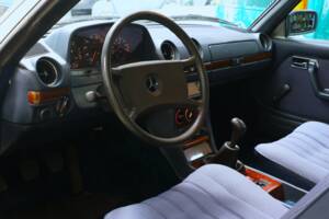 Bild 13/38 von Mercedes-Benz 230 CE (1984)