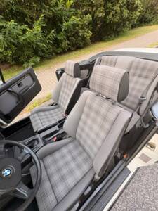 Immagine 19/75 di BMW 320i (1988)