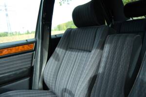 Image 27/63 of Mercedes-Benz 220 E (1993)
