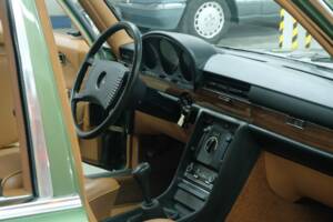Image 34/50 de Mercedes-Benz 350 SE (1975)