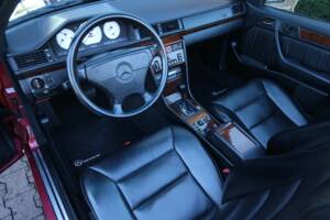 Bild 35/50 von Mercedes-Benz 300 CE-24 3.4 AMG (1993)