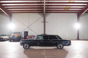 Image 3/64 of Mercedes-Benz 230/6 LWB (1976)