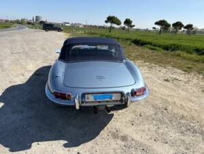 Image 5/6 de Jaguar E-Type (1968)