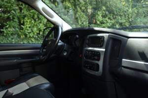 Image 42/82 of Dodge Ram SRT 10 (2005)