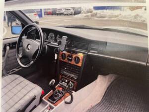 Image 8/9 of Mercedes-Benz 190 E 2.0 (1992)