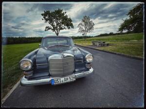 Image 2/13 of Mercedes-Benz 230 (1967)