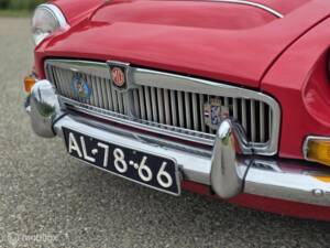 Image 17/44 of MG MGC (1969)