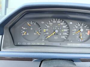 Image 18/36 of Mercedes-Benz E 200 (1994)