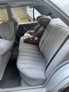 Image 14/32 of Mercedes-Benz 230 E (1987)