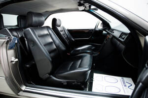 Image 11/33 of Mercedes-Benz 300 CE-24 (1992)