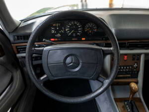 Immagine 9/40 di Mercedes-Benz 380 SE (1985)