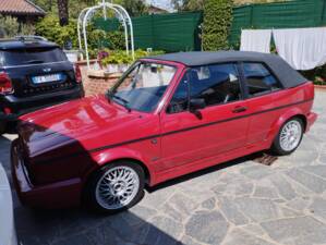Image 2/55 de Volkswagen Golf Mk I Convertible 1.6 (1990)