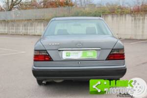 Bild 5/10 von Mercedes-Benz E 200 (1994)