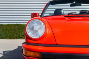 Image 19/38 de Porsche 911 Carrera 3.2 (1987)