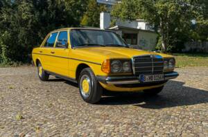 Image 18/139 of Mercedes-Benz 240 D (1978)