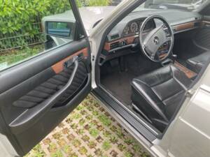 Image 43/43 of Mercedes-Benz 300 SE (1990)