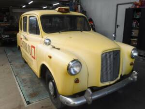 Image 15/40 of Austin FX 4 London Taxi (1970)