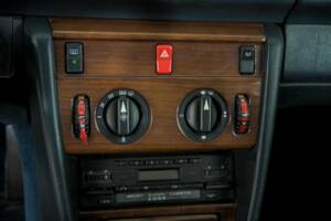 Bild 23/50 von Mercedes-Benz 230 E (1985)