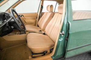 Obraz 15/50 pojazdu Mercedes-Benz 190 D 2.5 (1986)
