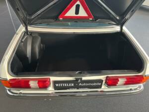 Image 18/22 of Mercedes-Benz 280 E (1977)