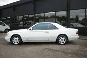 Bild 8/8 von Mercedes-Benz 220 CE (1993)