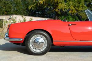 Image 24/50 of Alfa Romeo Giulia 1600 Spider (1964)