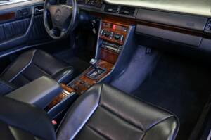 Image 22/36 of Mercedes-Benz E 320 (1995)