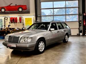 Bild 6/49 von Mercedes-Benz E 320 T (1993)
