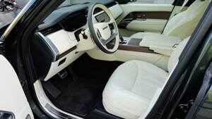 Image 34/61 of Land Rover Range Rover D350 (2025)