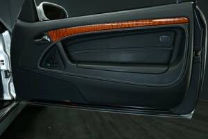 Image 30/49 of Mercedes-Benz SL 500 (2001)