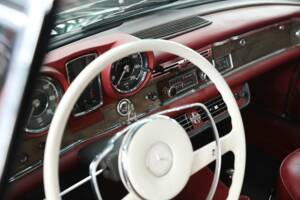 Image 30/50 of Mercedes-Benz 220 SE b (1962)