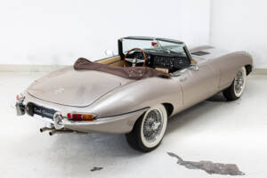 Image 34/35 de Jaguar E-Type (1968)