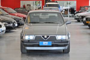 Image 2/34 de Alfa Romeo 75 2.0 Twin Spark (1987)