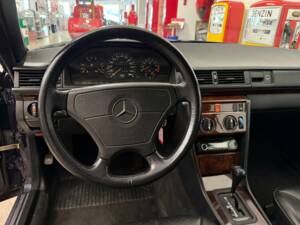 Bild 8/21 von Mercedes-Benz 300 CE-24 (1993)