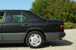 Bild 14/50 von Mercedes-Benz 300 E-24 (1989)
