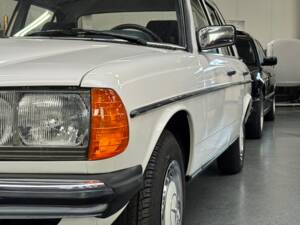 Image 3/34 of Mercedes-Benz 200 (1983)