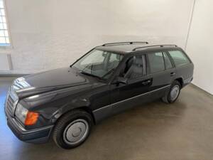 Image 18/43 of Mercedes-Benz 230 TE (1992)